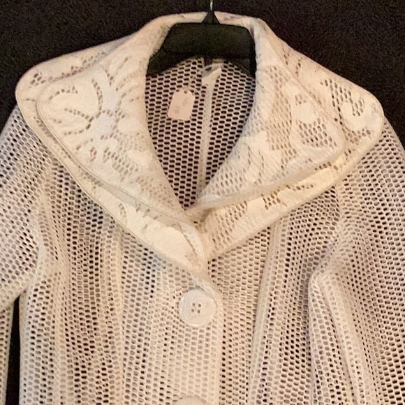 Design Today’s Graceful off white embroidered sleeve & double collar mesh - Picture 2 of 9